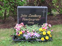  John Lundberg familjegrav Leding. Gravsatta är John Lundberg 1897-1973 och hans första hustru Anna (f Nordlund) 1896-1947, samt hans andra hustru Brita Kristina (f Berglund) 1900-1972.